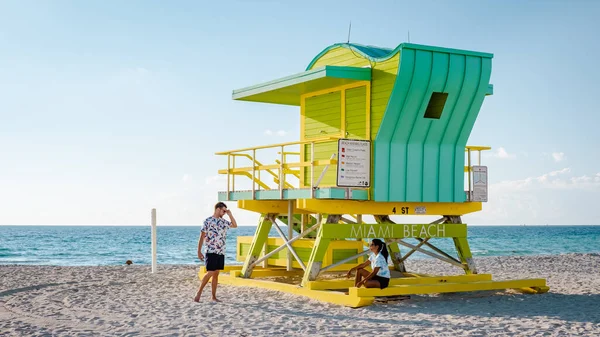 Μαϊάμι Μπιτς, νεαρό ζευγάρι στην παραλία του Μαϊάμι Φλόριντα, μεσήλικες ζευγάρι ανδρών και γυναικών στην παραλία — Φωτογραφία Αρχείου