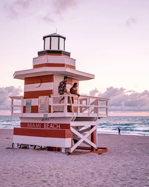 Miami Beach, junges Paar am Strand von Miami Florida, Paar mittleren Alters Männer und Frauen am Strand — Stockfoto