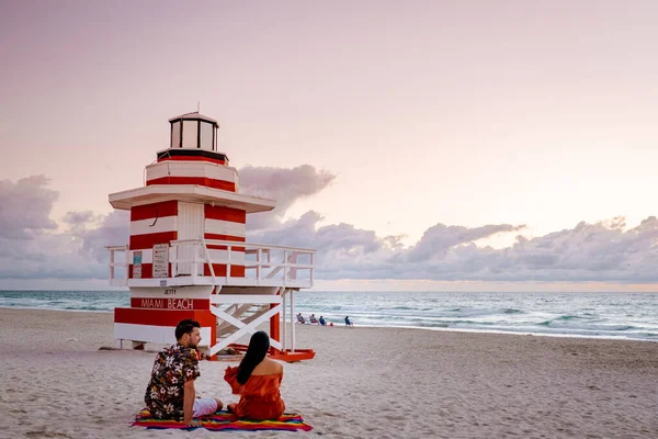 Miami Beach, fiatal pár a strandon Miami Florida, középkorú pár férfi és nő a strandon — Stock Fotó