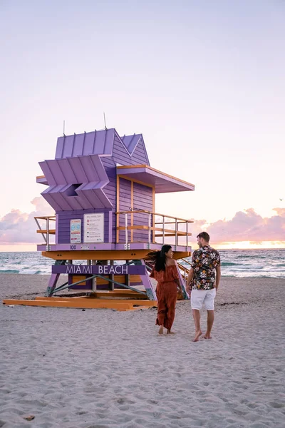 Miami Beach, junges Paar am Strand von Miami Florida, Paar mittleren Alters Männer und Frauen am Strand — Stockfoto