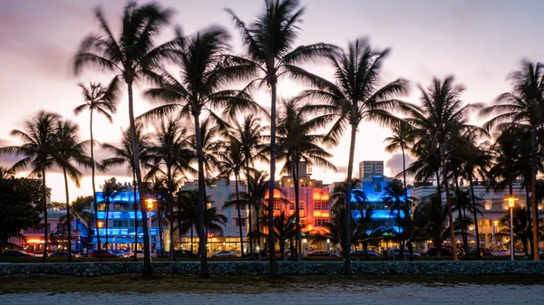 Miami Beach, colorido distrito Art Deco por la noche Miami Florida — Foto de Stock