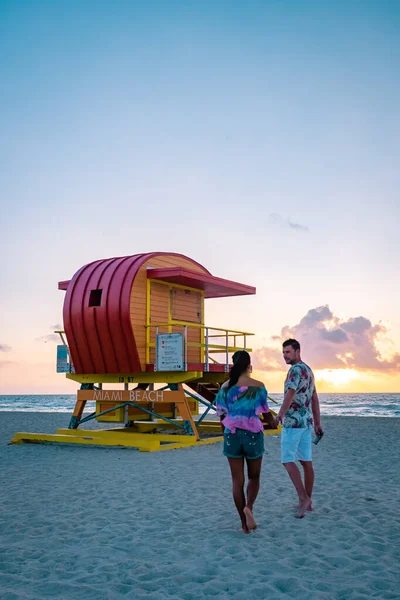 Miami Beach, junges Paar am Strand von Miami Florida, Paar mittleren Alters Männer und Frauen am Strand — Stockfoto