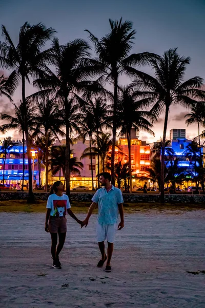 Miami Beach, jeune couple à la plage de Miami en Floride, couple d'âge moyen hommes et femmes à la plage — Photo