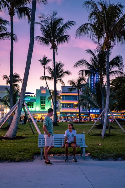 Miami Beach, farbenfroher Art Deco District bei Nacht Miami Florida — Stockfoto