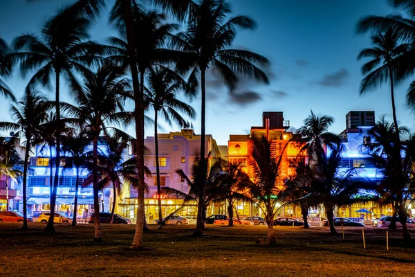 Miami Beach, colorido distrito Art Deco por la noche Miami Florida —  Fotos de Stock
