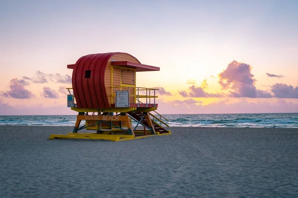 Miami déli strand, színes strand úszómedencével napkeltekor Miami Floridában — Stock Fotó