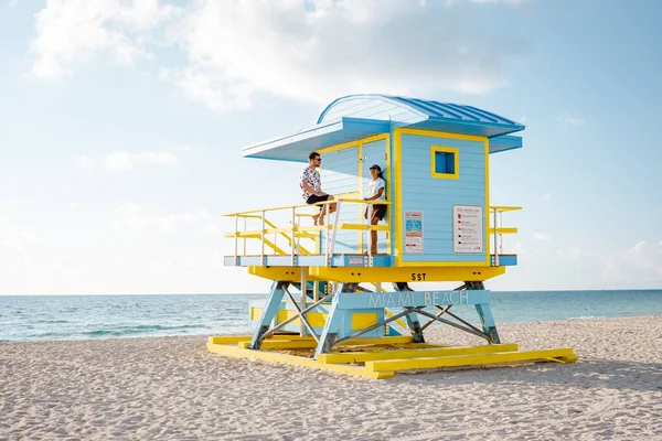 Μαϊάμι Σάουθ Μπιτς Φλόριντα, ζευγάρι από ναυαγοσώστη κατά τη διάρκεια της Sunrise Miami Beach, άντρες και γυναίκες στην παραλία — Φωτογραφία Αρχείου