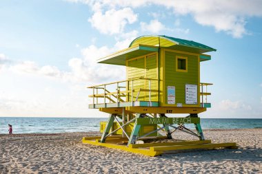 Miami Güney Sahili Florida, Sunrise Miami Sahili 'nde cankurtaran kulübesinde bir çift, plajda erkek ve kadın.