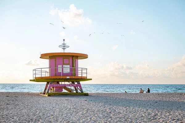 Miami South Beach Florida, Paar bei der Hütte des Bademeisters während Sunrise Miami Beach, Männer und Frauen am Strand — Stockfoto