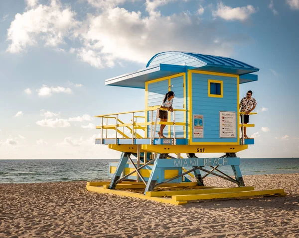 Miami South Beach Florida, pár életmentő kunyhó alatt Sunrise Miami Beach, férfiak és nők a strandon — Stock Fotó