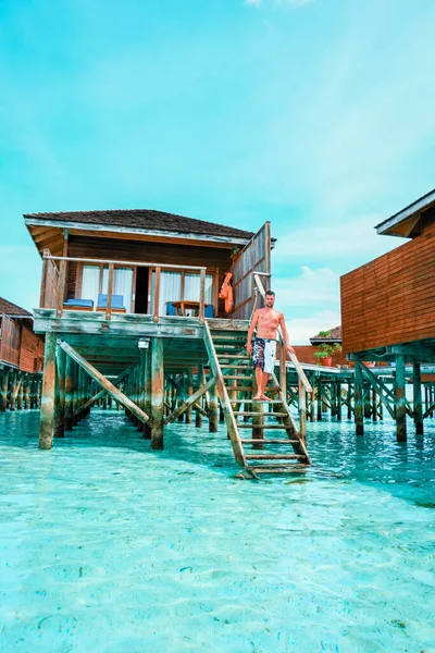 Malediwy tropikalna wyspa, piękne odizolowane luksusowe bungalowy wodne Malediwy w błękitnym zielonym oceanie Malediwów — Zdjęcie stockowe