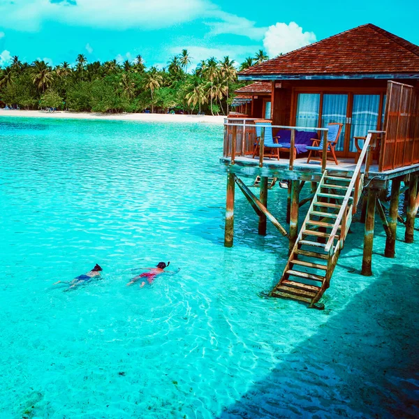 Malediwy tropikalna wyspa, piękne odizolowane luksusowe bungalowy wodne Malediwy w błękitnym zielonym oceanie Malediwów — Zdjęcie stockowe