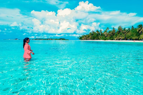 Μαλδίβες νησί, μπλε ωκεανός με κρυστάλλινα νερά σε μια καλοκαιρινή μέρα Maldive τροπικό νησί — Φωτογραφία Αρχείου