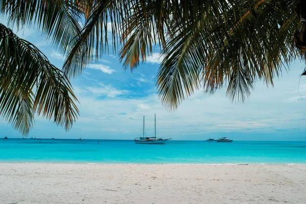 马尔代夫岛，蓝色的海洋，夏天有晶莹清澈的海水 — 图库照片