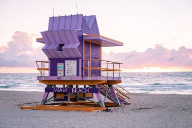Miami güney plajı, Miami Florida 'da gündoğumunda cankurtaran kulübesi olan renkli plaj.