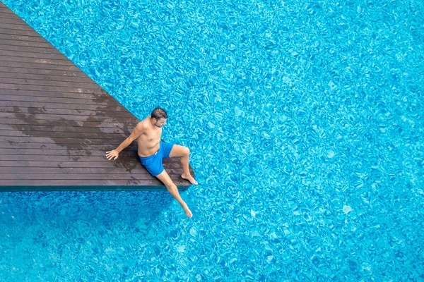 Mężczyźni w basenie, facet w niebieskim pływać krótki z góry w basenie, widok drone z góry — Zdjęcie stockowe