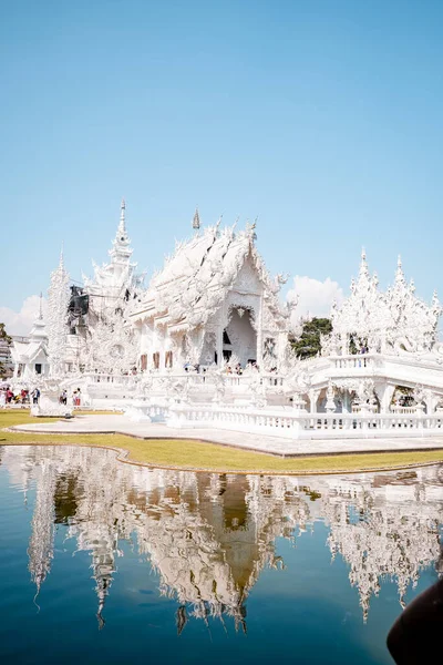 Wat Rong Khun, alias El Templo Blanco, en Chiang Rai, Tailandia. Panorama templo blanco Tailandia — Foto de Stock