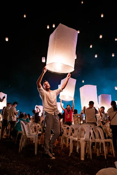 Chiang Mai Tailândia novembro 2018, turistas e pessoas locais liberam lanterna branca no céu para o festival Loi Krathong ou Yee Peng — Fotografia de Stock