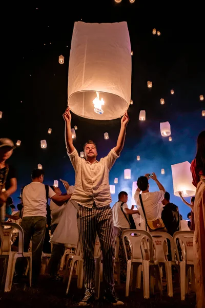 Chiang Mai Tailândia novembro 2018, turistas e pessoas locais liberam lanterna branca no céu para o festival Loi Krathong ou Yee Peng — Fotografia de Stock