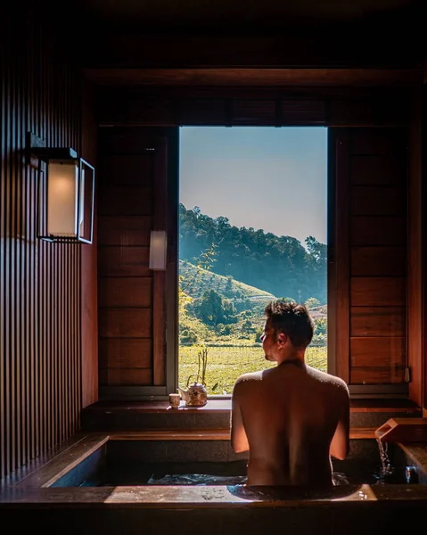 Bañera de madera Onsen, hombre disfruta de baño en aguas termales en Chiang Mai Tailandia, Onsen baño japonés — Foto de Stock