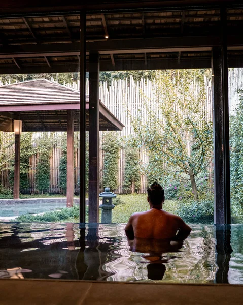 温泉木風呂,男はチェンマイの温泉でお風呂を楽しむタイ,温泉日本風呂 — ストック写真