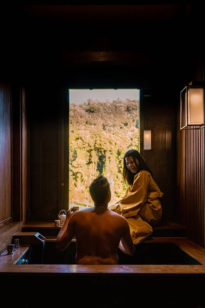 Chiang Mai, Νεαρό ζευγάρι ανδρών και γυναικών χαλαρώνοντας στο σπα, Onse ξύλινη μπανιέρα, μπάνιο σε ιαματικές πηγές σε Τσιάνγκ Μάι Ταϊλάνδη — Φωτογραφία Αρχείου