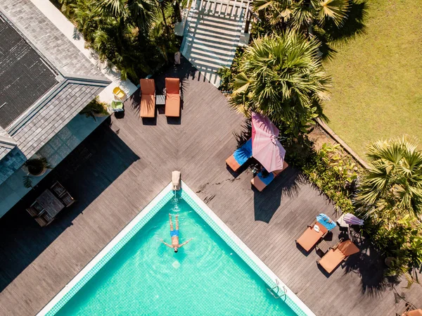 Drone vista aérea de uma piscina por hotel em Bagan Myanmar Ásia, vista drone de cima homens na piscina — Fotografia de Stock