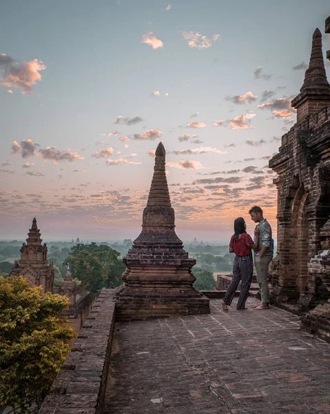 Myanmar, paar zonsopgang Bagan, mannen vrouw zonsondergang Bagan .oude stad Bagan Myanmar, heidens Birma Azië oude ruïnes Pagodas en tempels — Stockfoto