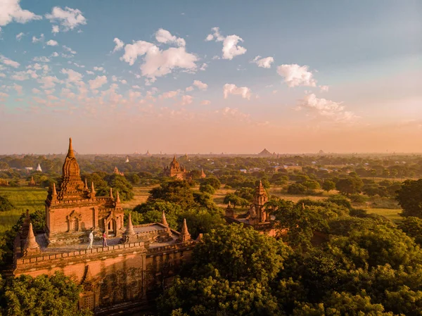 Μιανμάρ, ζευγάρι ανατολή Bagan, άνδρες γυναίκα ηλιοβασίλεμα Bagan .old πόλη της Bagan Μιανμάρ, παγανιστική Βιρμανία Ασία παλιά ερείπια Pagodas και ναούς — Φωτογραφία Αρχείου