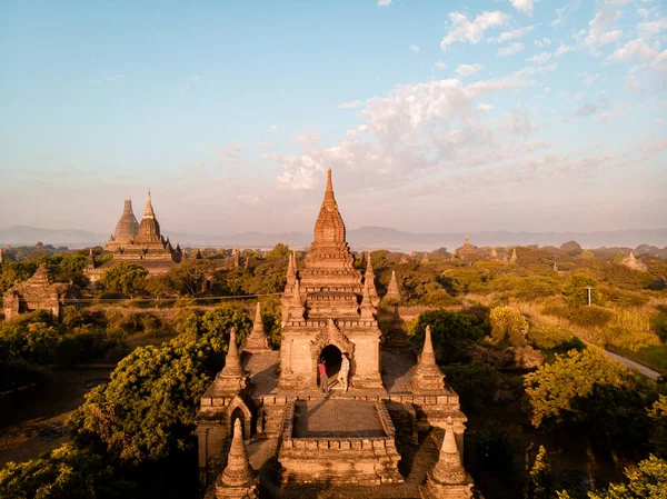 Μιανμάρ, ζευγάρι ανατολή Bagan, άνδρες γυναίκα ηλιοβασίλεμα Bagan .old πόλη της Bagan Μιανμάρ, παγανιστική Βιρμανία Ασία παλιά ερείπια Pagodas και ναούς — Φωτογραφία Αρχείου