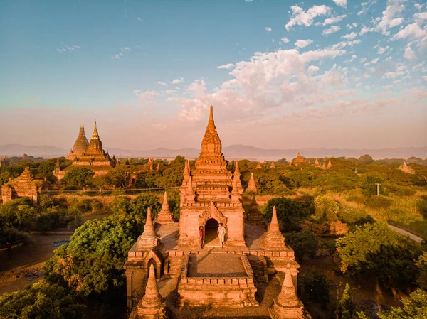 Myanmar, paar zonsopgang Bagan, mannen vrouw zonsondergang Bagan .oude stad Bagan Myanmar, heidens Birma Azië oude ruïnes Pagodas en tempels — Stockfoto