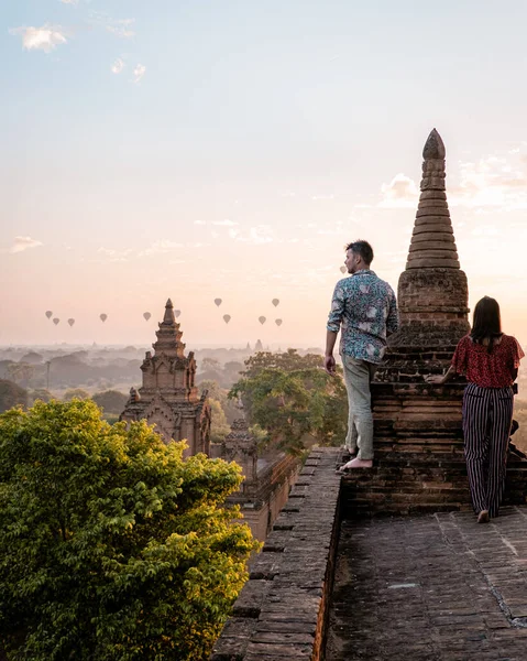 Myanmar, couple lever du soleil Bagan, hommes femme coucher du soleil Bagan .vieille ville de Bagan Myanmar, Pagan Birmanie Asie ruines anciennes Pagodas et temples — Photo