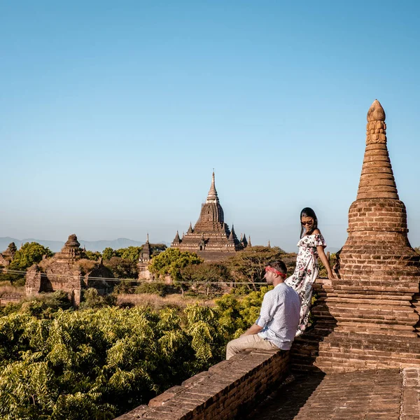 Myanmar, çift gün doğumu Bagan, erkek kadın gün batımı Bagan. Eski şehir Bagan Myanmar, Pagan Burma Asya eski kalıntıları Pagodas ve Tapınaklar. — Stok fotoğraf
