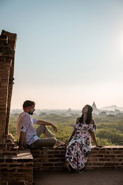 Myanmar, çift gün doğumu Bagan, erkek kadın gün batımı Bagan. Eski şehir Bagan Myanmar, Pagan Burma Asya eski kalıntıları Pagodas ve Tapınaklar. — Stok fotoğraf