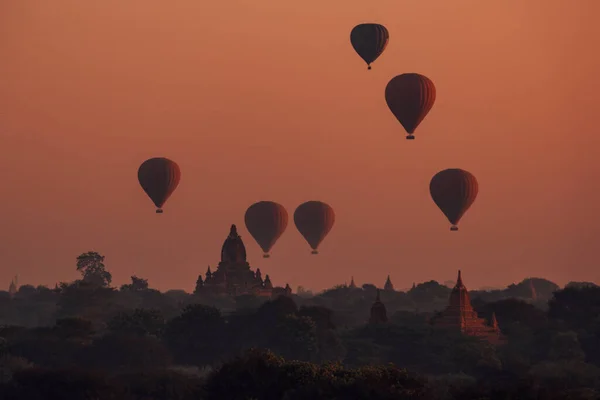 Bagan Myanmar, globo aerostático durante la salida del sol por encima de los templos y pagodas de Bagan Myanmar, Sunrise Pagan Myanmar templo y pagoda — Foto de Stock