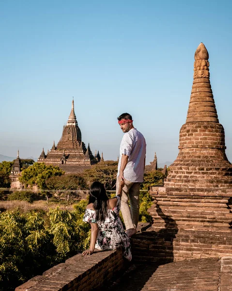 Myanmar, couple lever du soleil Bagan, hommes femme coucher du soleil Bagan .vieille ville de Bagan Myanmar, Pagan Birmanie Asie ruines anciennes Pagodas et temples — Photo