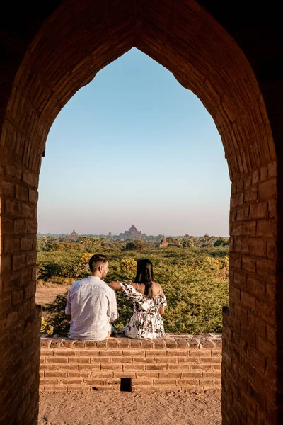 Myanmar, çift gün doğumu Bagan, erkek kadın gün batımı Bagan. Eski şehir Bagan Myanmar, Pagan Burma Asya eski kalıntıları Pagodas ve Tapınaklar. — Stok fotoğraf