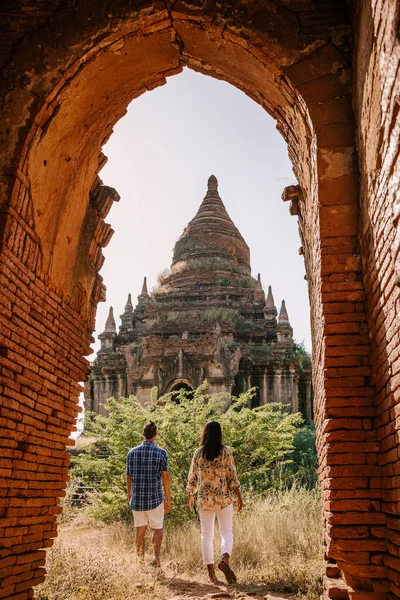 Myanmar, çift gün doğumu Bagan, erkek kadın gün batımı Bagan. Eski şehir Bagan Myanmar, Pagan Burma Asya eski kalıntıları Pagodas ve Tapınaklar. — Stok fotoğraf
