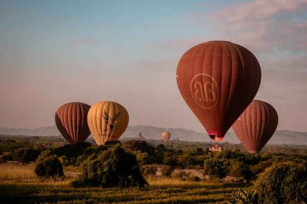 Bagan Myanmar, varmluftsballong under soluppgången ovanför tempel och pagoder i Bagan Myanmar, Sunrise Pagan Myanmar tempel och pagoda — Stockfoto