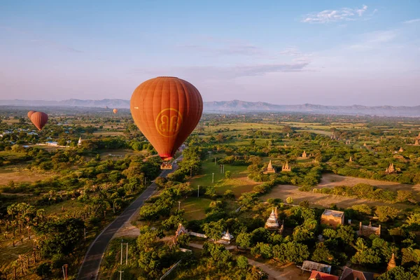 Bagan Myanmar, hot air balloon during Sunrise above temples and pagodas of Bagan Myanmar, Sunrise Pagan Myanmar temple and pagoda — Stock Photo, Image
