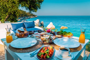 Okyanus kıyısındaki Türk kahvaltısı, Türkiye 'deki lüks tatil beldesi, kahvaltı, kahve, meyve suyu ve meyve suyu