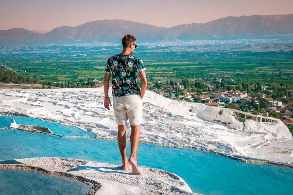 Pamukkale 'de Türkiye, doğal travertin havuzları ve teraslar. Türkiye 'nin güneybatısındaki pamuk kale, Pamukkale doğal havuzu olan erkek turist — Stok fotoğraf