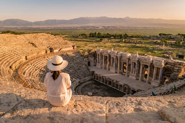 Hierapolis antigua ciudad Pamukkale Turquía, mujer joven con sombrero mirando puesta de sol por las ruinas Unesco — Foto de Stock