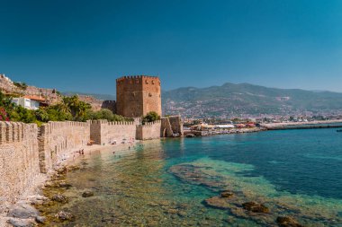 Türkiye, Antalya ilçesinin Alanya yarımadasında duvarı olan eski bir kale kulesi, Türkiye