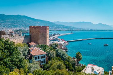 Türkiye, Antalya ilçesinin Alanya yarımadasında duvarı olan eski bir kale kulesi, Türkiye