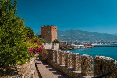 Türkiye, Antalya ilçesinin Alanya yarımadasında duvarı olan eski bir kale kulesi, Türkiye