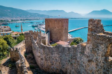 Türkiye, Antalya ilçesinin Alanya yarımadasında duvarı olan eski bir kale kulesi, Türkiye