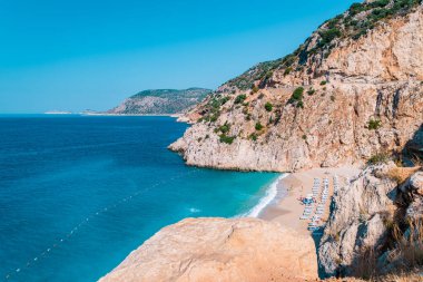 Kaputas Beach Kas hindisi, Kas Hindi Nehri kıyısındaki kayalıklardan beyaz turuncu plaj.