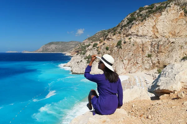 Kaputas Beach Kas Türkei, weiß orangefarbener Strand von Klippen am Meer von Kas Turkey River, Frau steht auf Klippe schauenden Ozean — Stockfoto