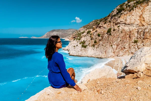 Kaputas Beach Kas pavo, playa de color naranja blanco desde los acantilados junto al océano de Kas Turquía rivera, mujer de pie en el acantilado mirando océano — Foto de Stock